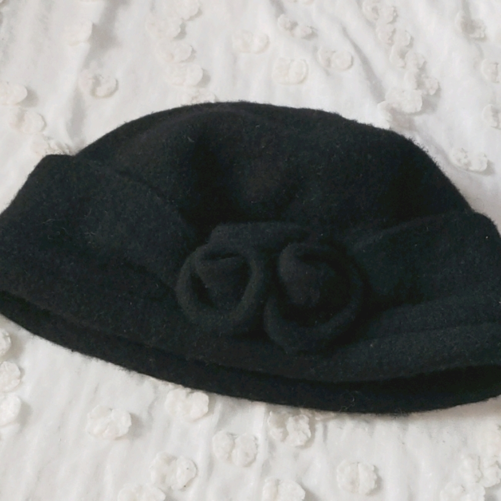 Like new, 100% wool, floral accent, D&Y hat